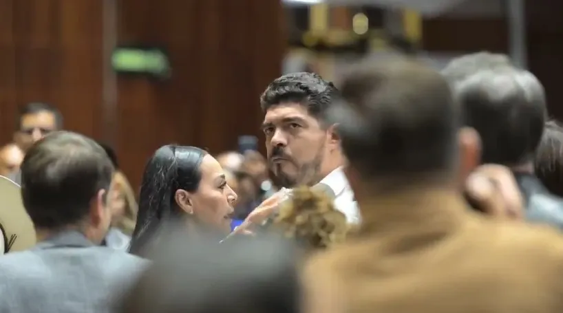 Zenyazen Escobar protagoniza conato de bronca en plena sesión de Diputados