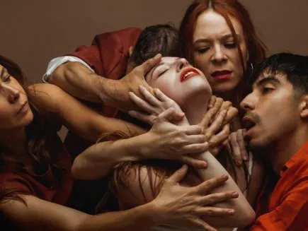 “Fiesta de compromiso” una experiencia escénica donde el cuerpo habla más que las palabras