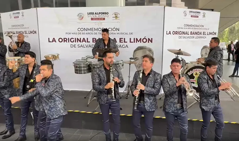 Rinden homenaje por más de 60 años de trayectoria a la original Banda el Limón en el Senado de la república, dan breve concierto mientras a las afueras reinaba el caos vial por manifestaciones.