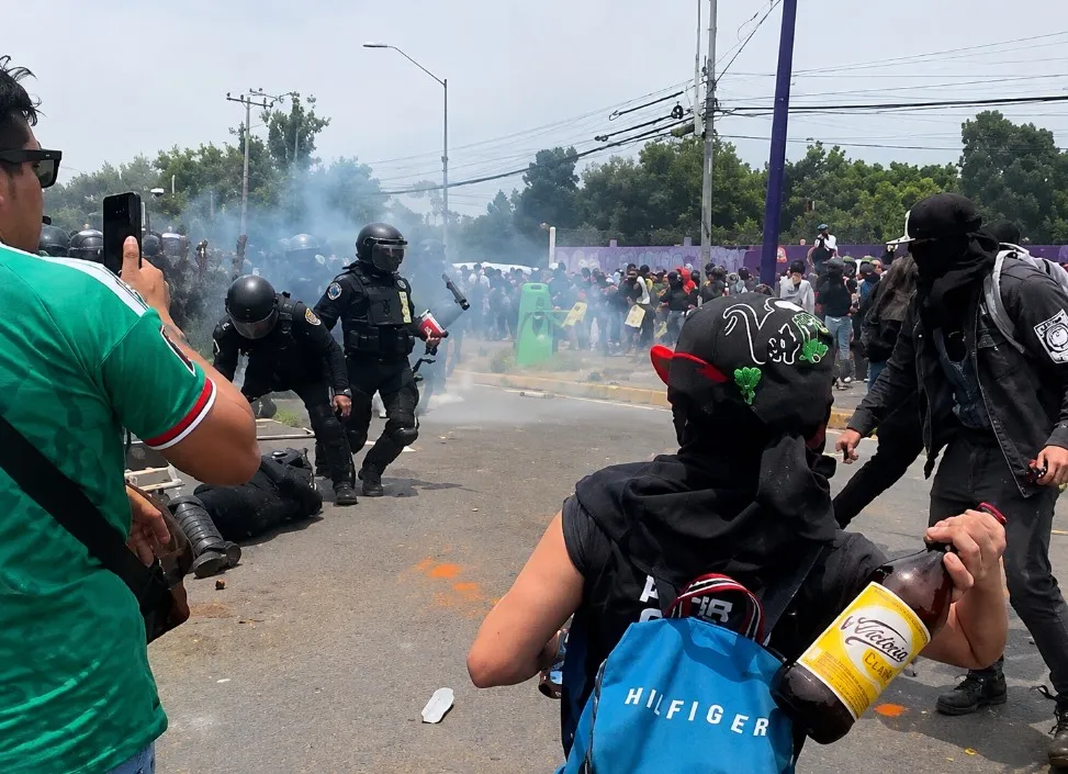 Caos fuera del Mundial: enfrentamientos dejan más de 30 lesionados en el Estadio Ciudad de México