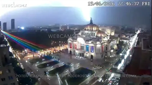 Impresionante rayo ilumina la Ciudad de México