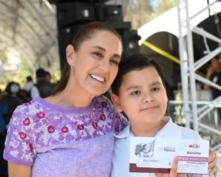 Sheinbaum entrega tarjetas de la Beca Rita Cetina: 9 millones de alumnos recibirán apoyo para útiles y uniformes