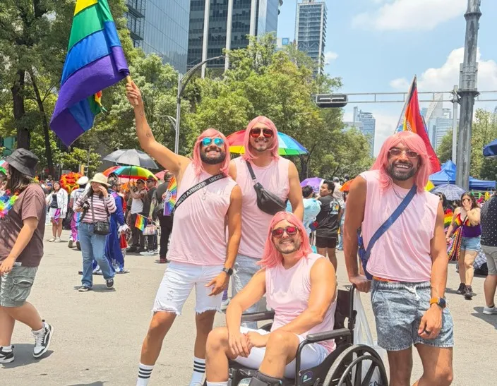 Miles participan en la 48 Marcha del Orgullo LGBTQ+ en la Ciudad de México