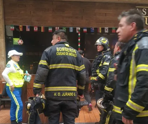 Incendio en restaurante de Santa Fe obliga a evacuar a 800 personas; no hay lesionados