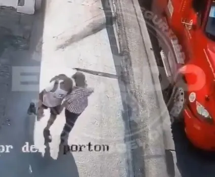 Cae sujeto que empujó a adulto mayor al paso de un tráiler en Monterrey