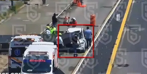 Cae estructura metálica sobre auto y mata a mujer en Interlomas