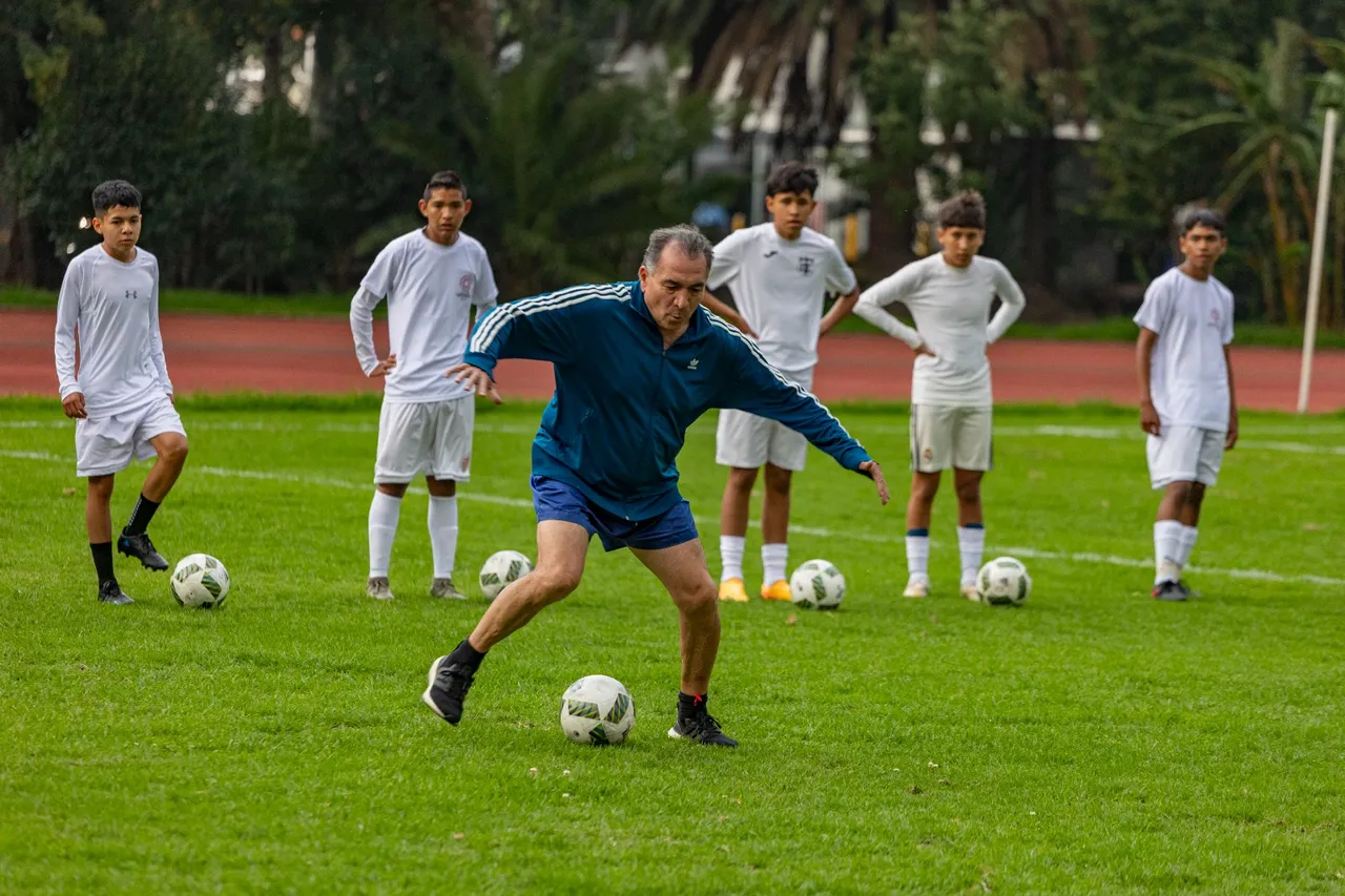 Carrillo mostrando movimientos con el balón