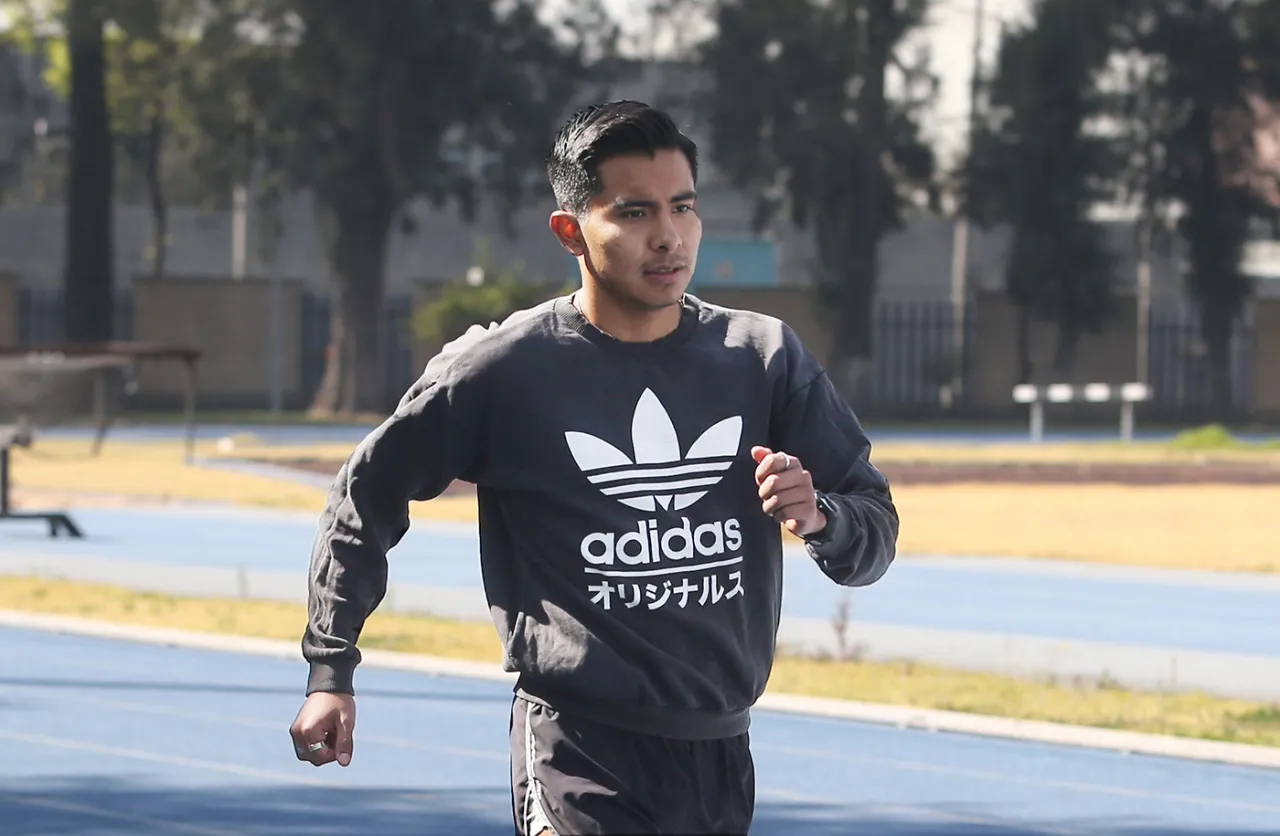 César Córdova, marchista mexicano durante entrenamiento en el CNAR (1)