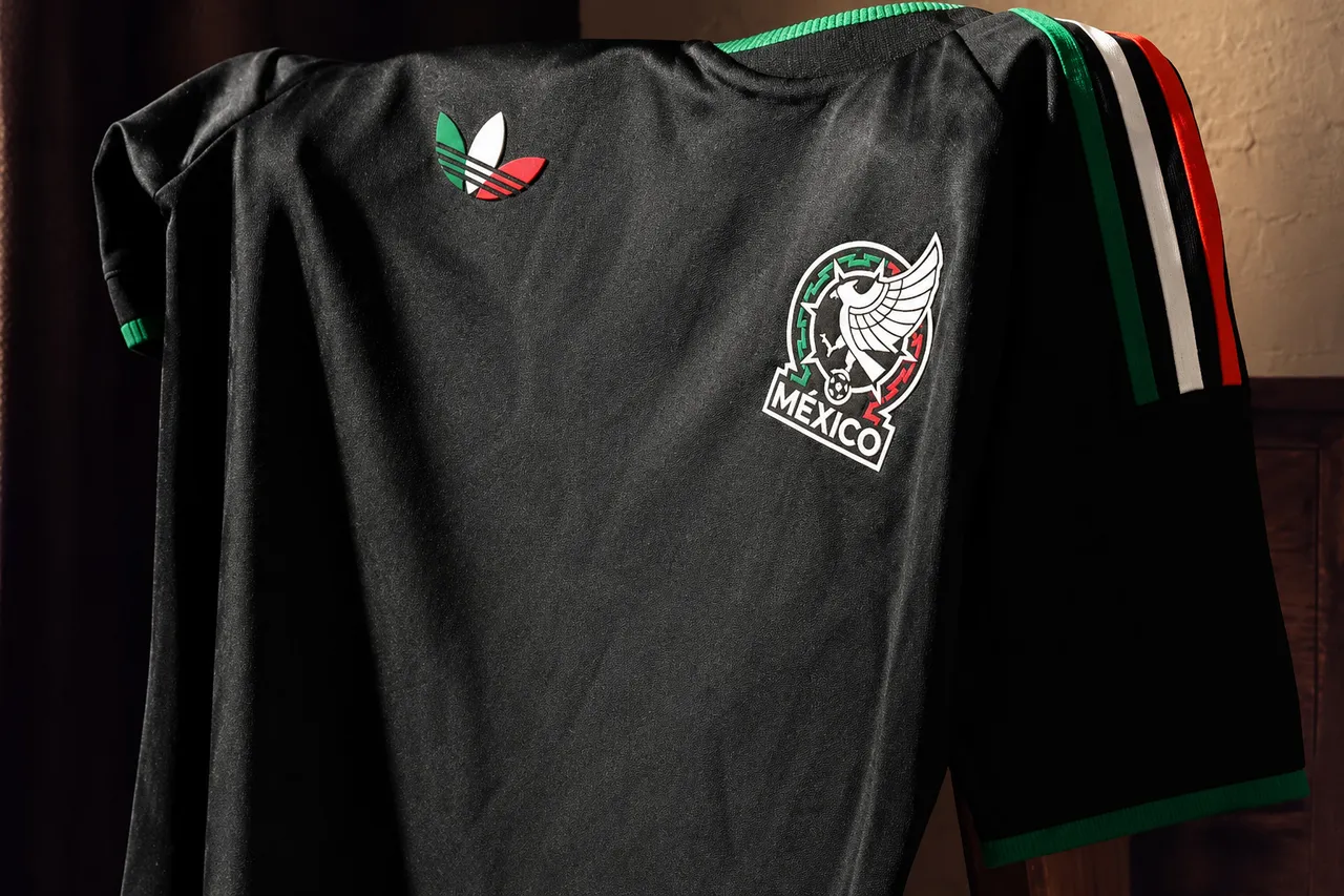 La Selección Mexicana dio a conocer su tercer uniforme rumbo a la Copa Mundial de la FIFA 2026, una indumentaria en color negro que rinde homenaje