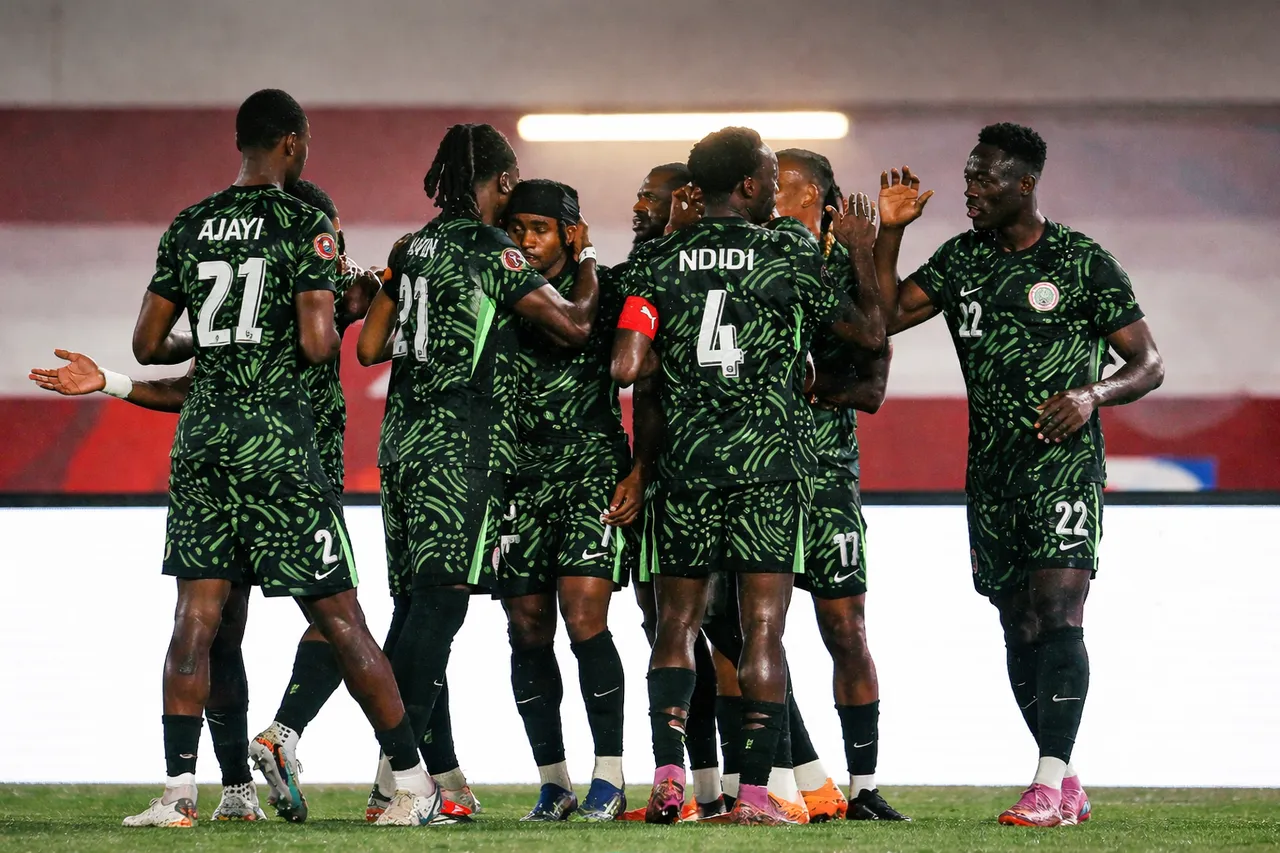 La selección de Nigeria goleó este lunes 4-0 a la de Mozambique en el Estadio de Fez para acceder a los cuartos de final de la Copa de África de Naciones