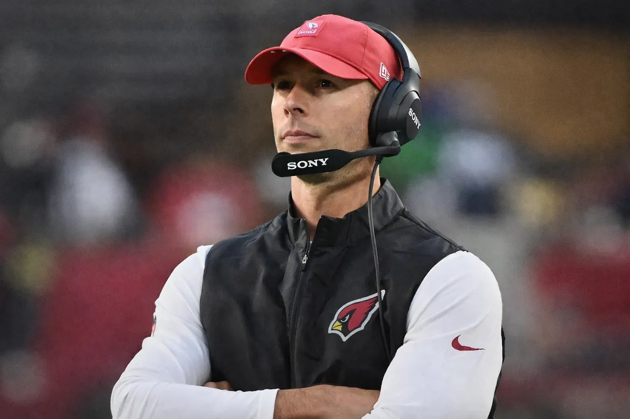 Los Arizona Cardinals de la NFL informaron este lunes el despido de Jonathan Gannon como su entrenador en jefe, luego de no llevar