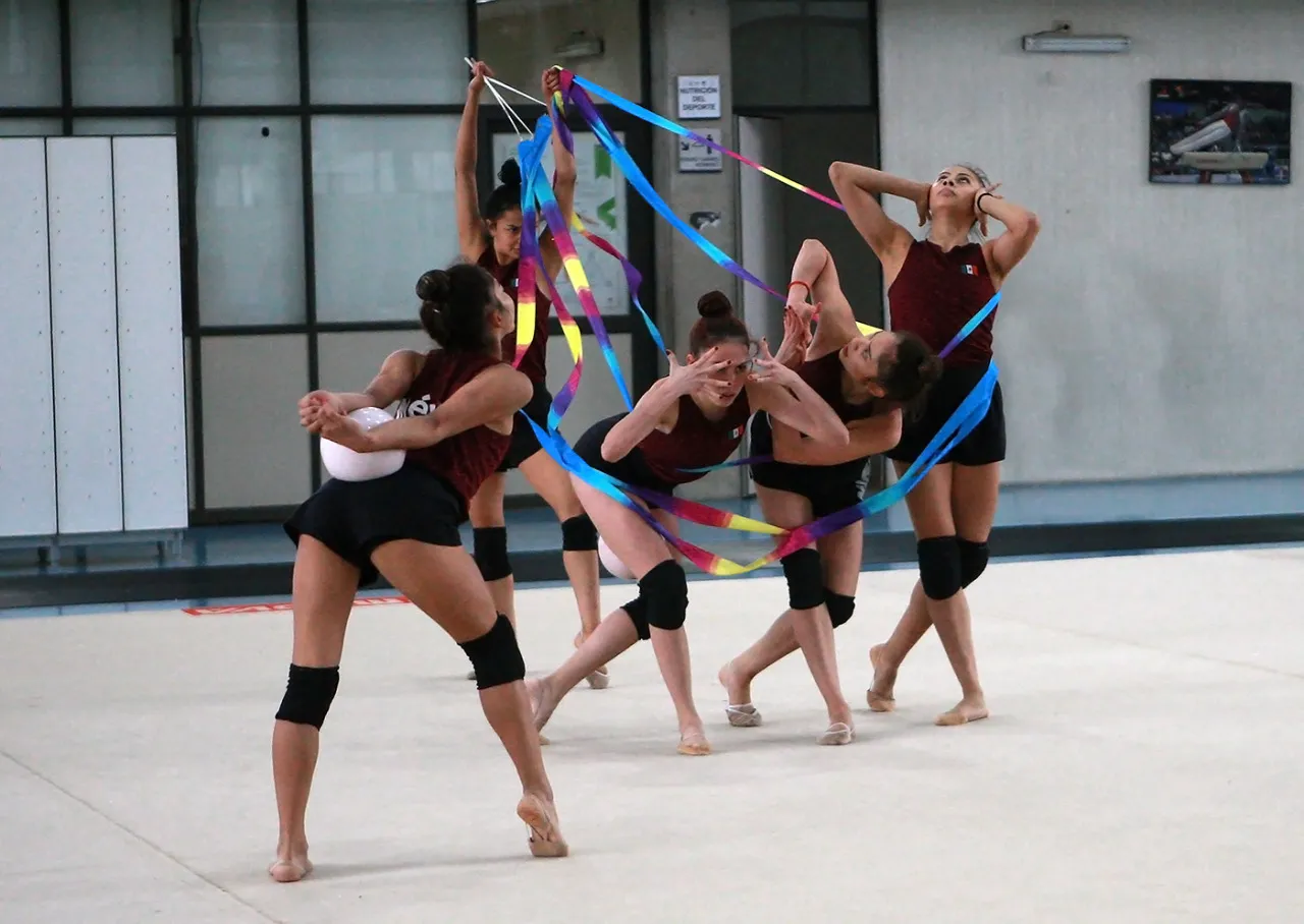 Conjunto nacional mayor de gimnasia rítmica, durante su preparación en el CNAR