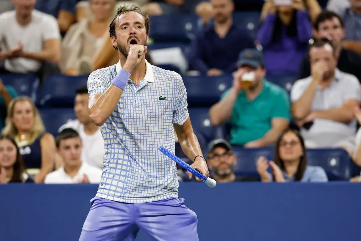 Medvedev, multado con 42.500 dólares por su conducta en el Abierto de EE.UU.