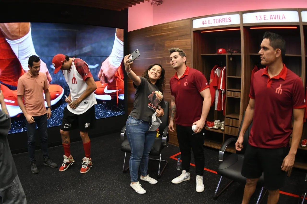 DIABLOS CONVIVEN CON FANS