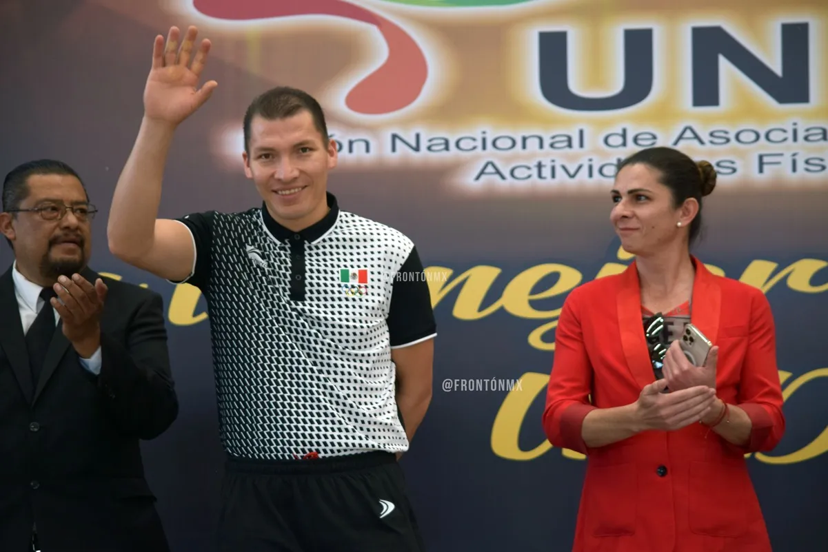 David Álvarez, campeón mundial de frontón, junto a la directora general de la CONADE, Ana Gabriela Guevara