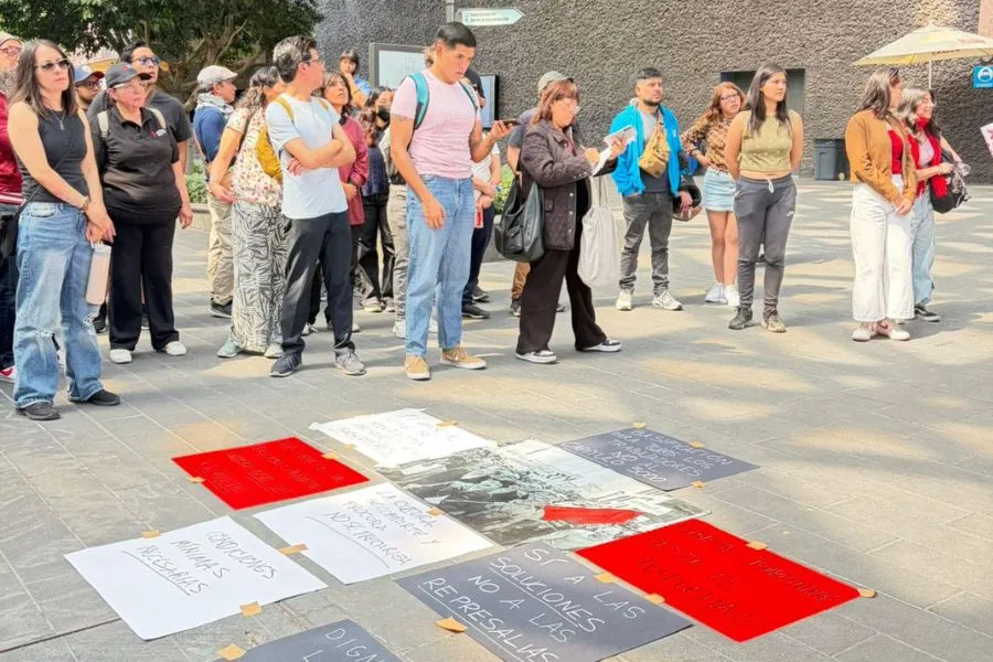 Trabajadores de la Cineteca Nacional durante manifestación interna por derechos laborales