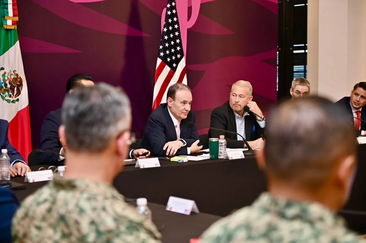 Alfonso Durazo y embajador de Estados Unidos Ronald Johnson en Mesa Estatal de Seguridad en Sonora