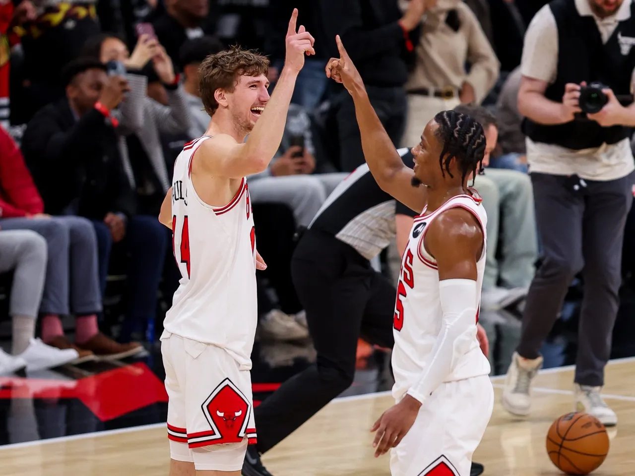 Los Chicago Bulls, un equipo sin grandes estrellas ni ambiciones de cara a la nueva temporada, prolongaron este miércoles su brillante