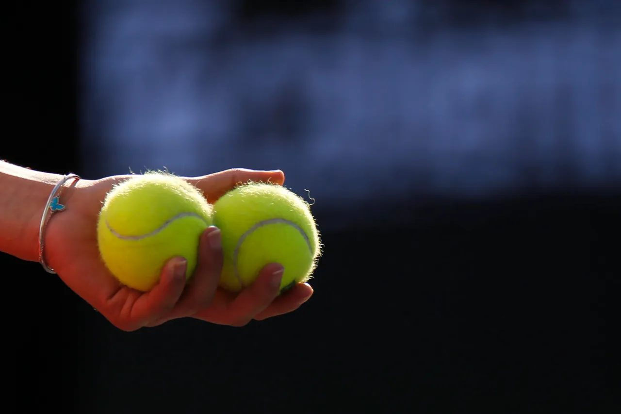 ATP y WTA anuncian nueva normativa para finales tardíos y una revisión de pelotas de juego