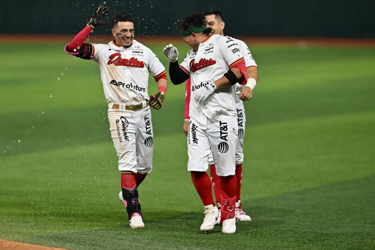 Con un mal tiro a la inicial del short stop de Veracruz, Rio Ruiz llegó al plato con la carrera con la que los Diablos Rojos del México (11-5) vencieron por pizarra de 8-7