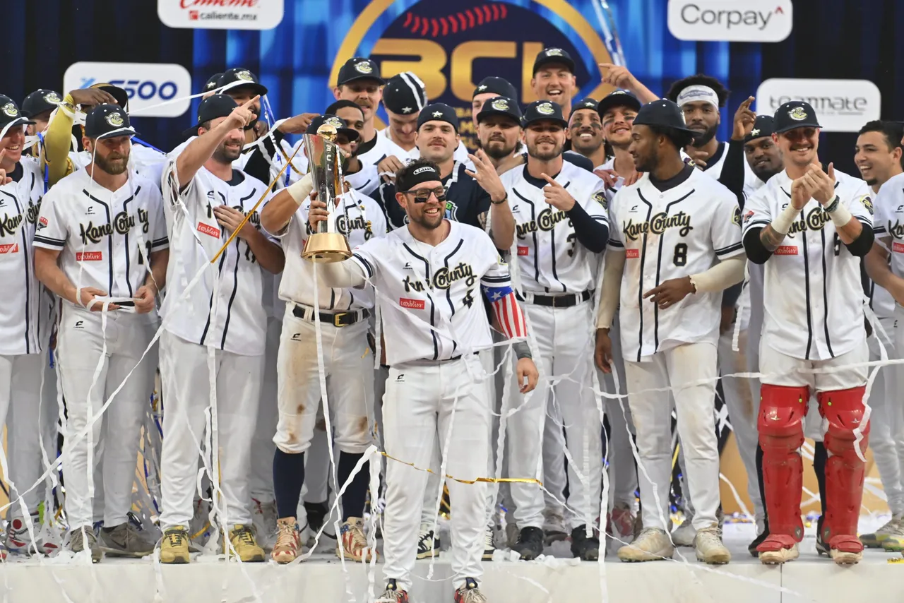 Los Kane County Cougars estadounidenses batearon 12 imparables, entre ellos 2 cuadrangulares para derrotar por 7-3 a los Diablos Rojos