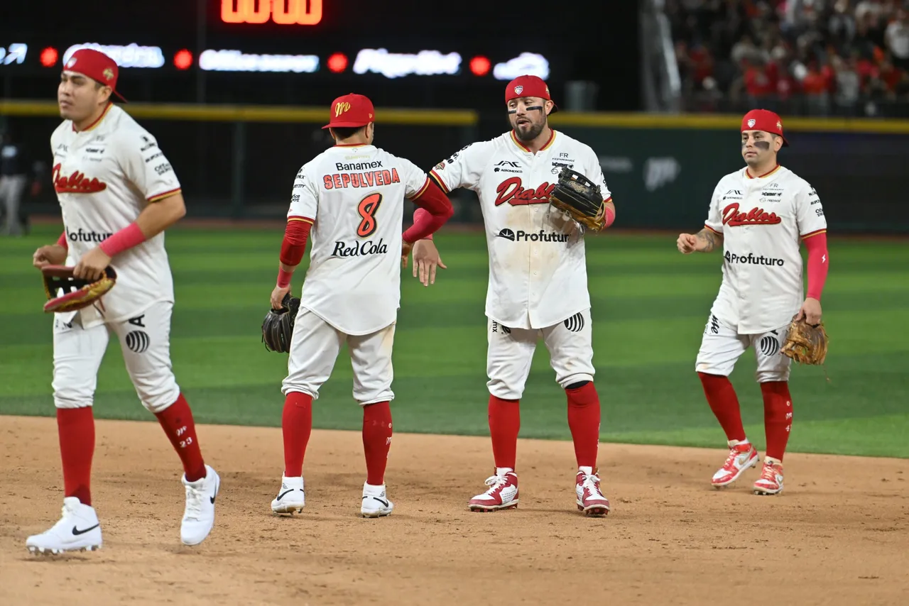 Con una noche de 16 imparables con ataques de seis y cuatro carreras, los Diablos Rojos del México (13-12) vencieron 14-5 a los Tigres de Quintana Roo