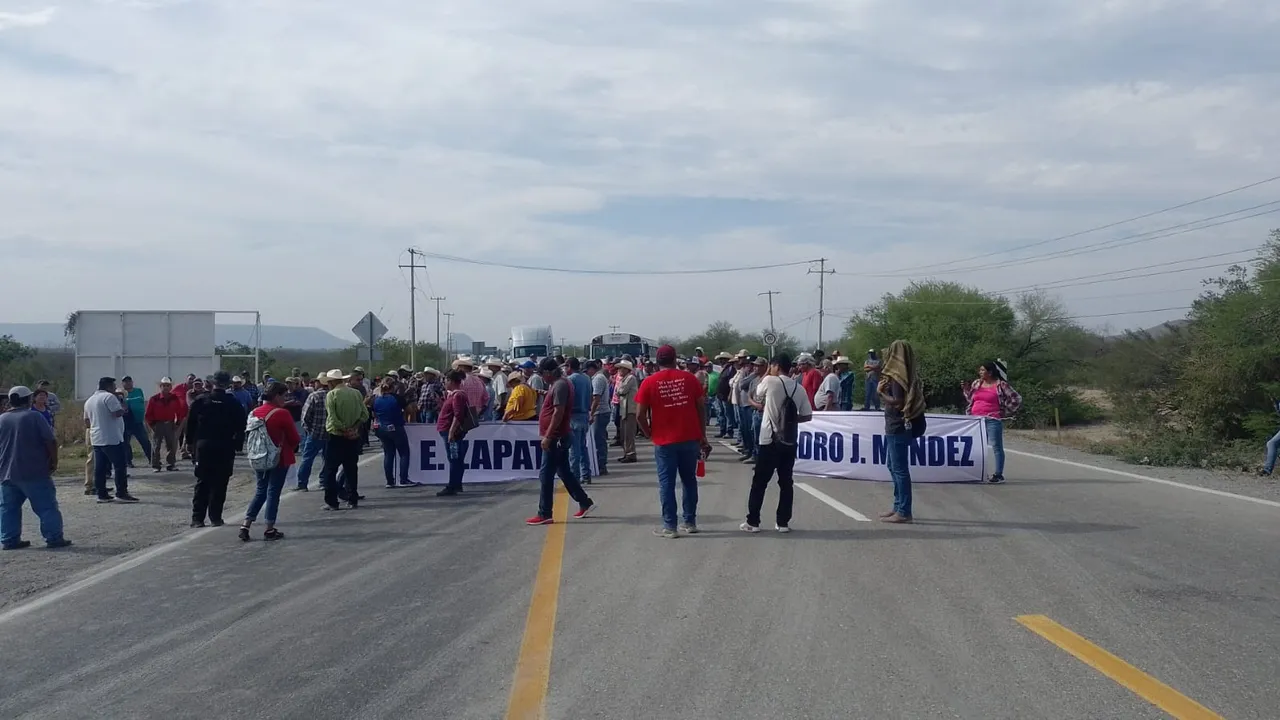 EJIDATARIOS BLOQUEAN CARRETERA