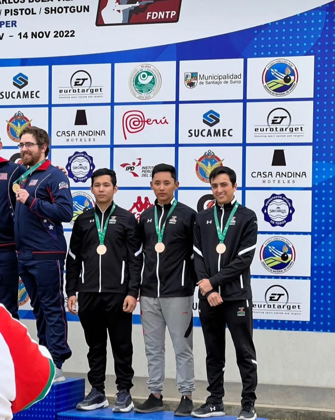 Edson Ismael Ramírez Ramos, Carlos Quezada Márquez y Carlos Fabián Quintero Pérez, aparecen en el podio en tiro deportivo