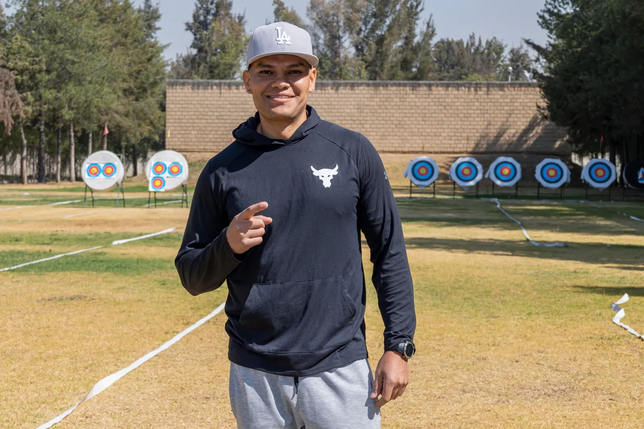 Entrenador nacional varonil de tiro con arco, David Alejandro Vélez Sánchez, en el campo del CNAR. (5)