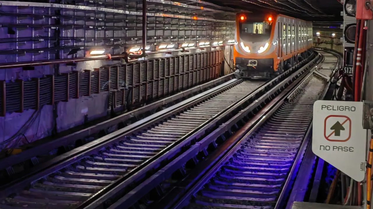Metro investiga accidente en el que una trabajadora fue golpeada por un vehículo de vías
