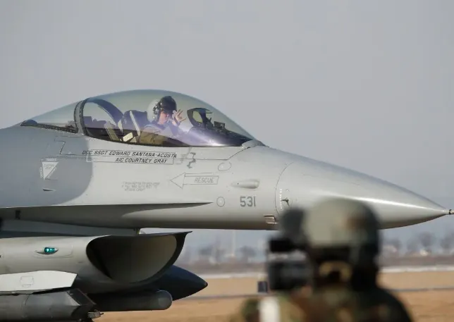 F16