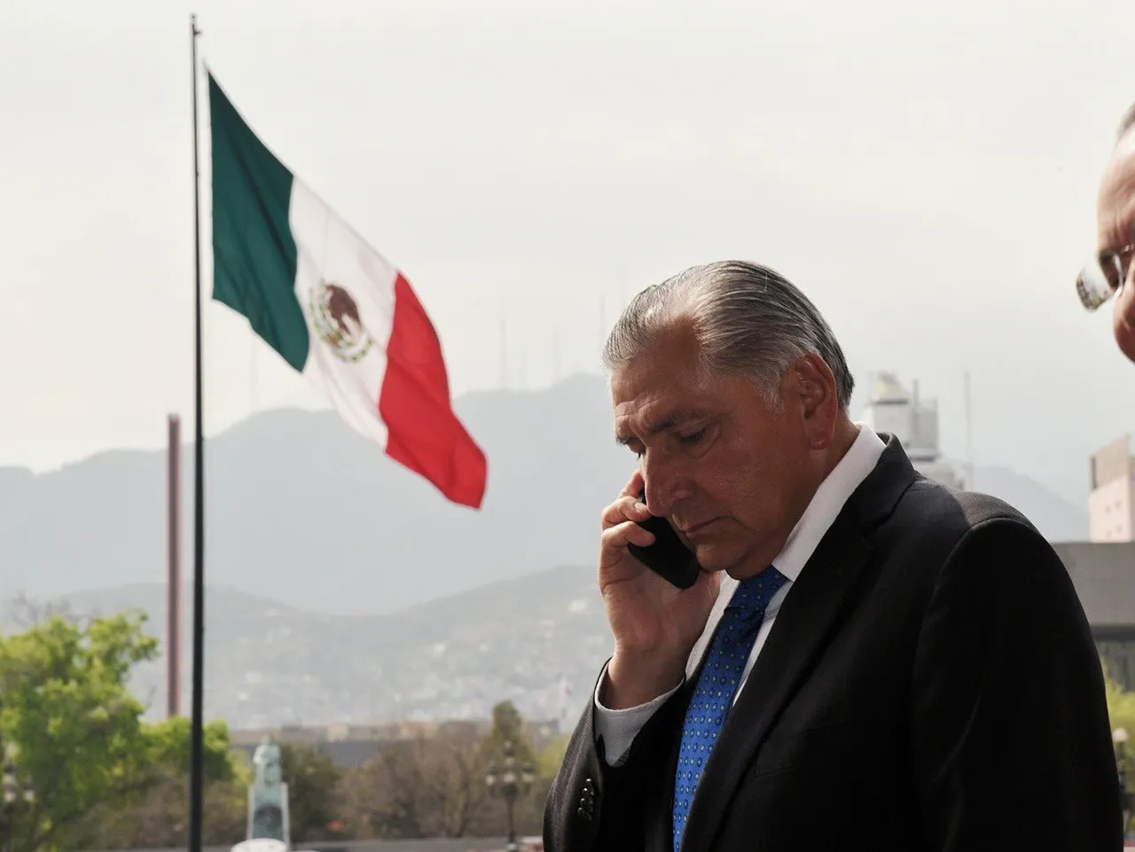 Adán Augusto se niega a hablar de negocios millonarios y escapa por Reforma