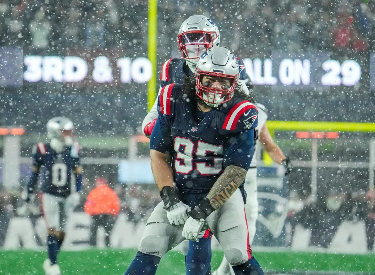 Los New England Patriots superaron este domingo bajo la nieve de Boston a la temible defensa de los Houston Texans (28-16) y sellaron su pase