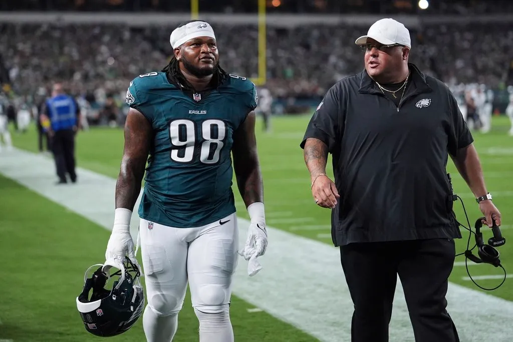 Jalen Carter, tackle defensivo de los campeones Philadelphia Eagles, con 57.222 dólares por escupir a Dak Prescott