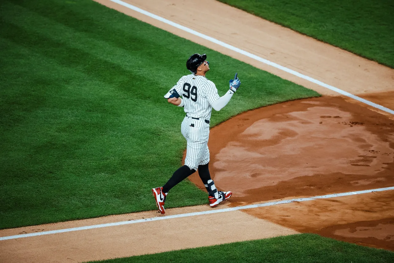 Lo hecho por el pelotero Aaron Judge ante los Tigres de Detroit en una noche más que emotiva para los Yankees, no solo la memoria