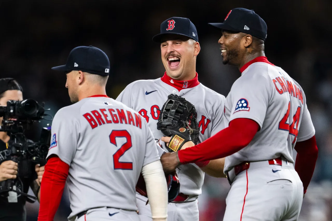 Con todo en contra —la presión de octubre, el escenario del Yankee Stadium y un duelo directo frente a Max Fried—, el abridor de los Medias Rojas de Boston, Garrett Crochet