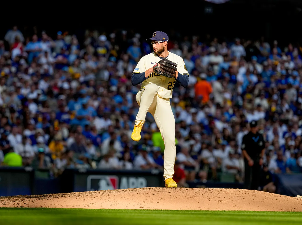 El descanso previo a la Serie Divisional no afectó en absoluto el poder ofensivo de los Cerveceros, quienes arrancaron el Juego 1