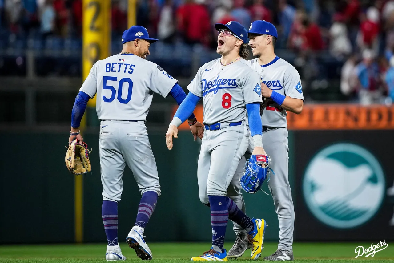 El dominicano Teoscar Hernández pegó un jonrón de tres carreras para la remontada y el puertorriqueño Kiké Hernández produjo dos anotaciones en la victoria de los Dodgers