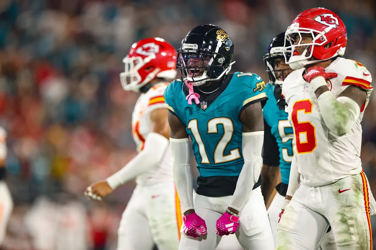 Trevor Lawrence, 'quarterback' de los Jacksonsville Jaguars, lideró este lunes la victoria por 31-28 de su equipo contra los Kansas City