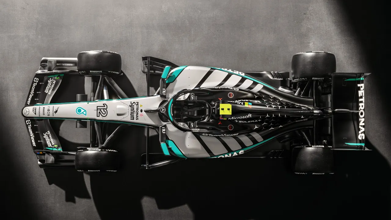 El equipo de Fórmula Uno Mercedes-AMG Petronas ha revelado este jueves el diseño del monoplaza con el que competirá esta temporada, denominado W17