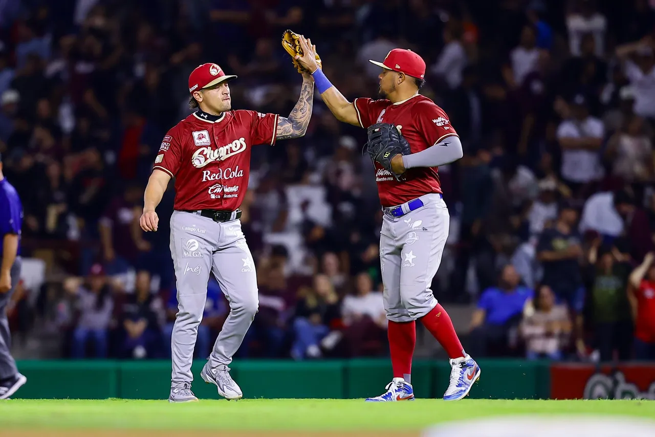 Los Charros de Jalisco continúan firmes en la Serie Final de la Liga Mexicana del Pacífico. Este viernes, la novena jalisciense desplegó una ofensiva de 14 imparables