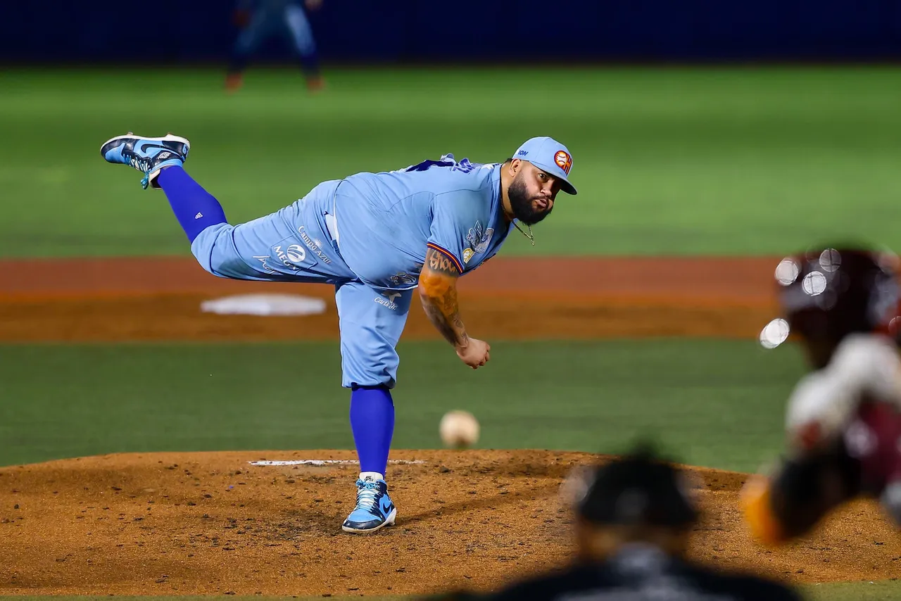 Los Charros de Jalisco aprovecharon este sábado la solidez de su cuerpo de lanzadores y una ofensiva de 14 imparables para imponerse por 8-0