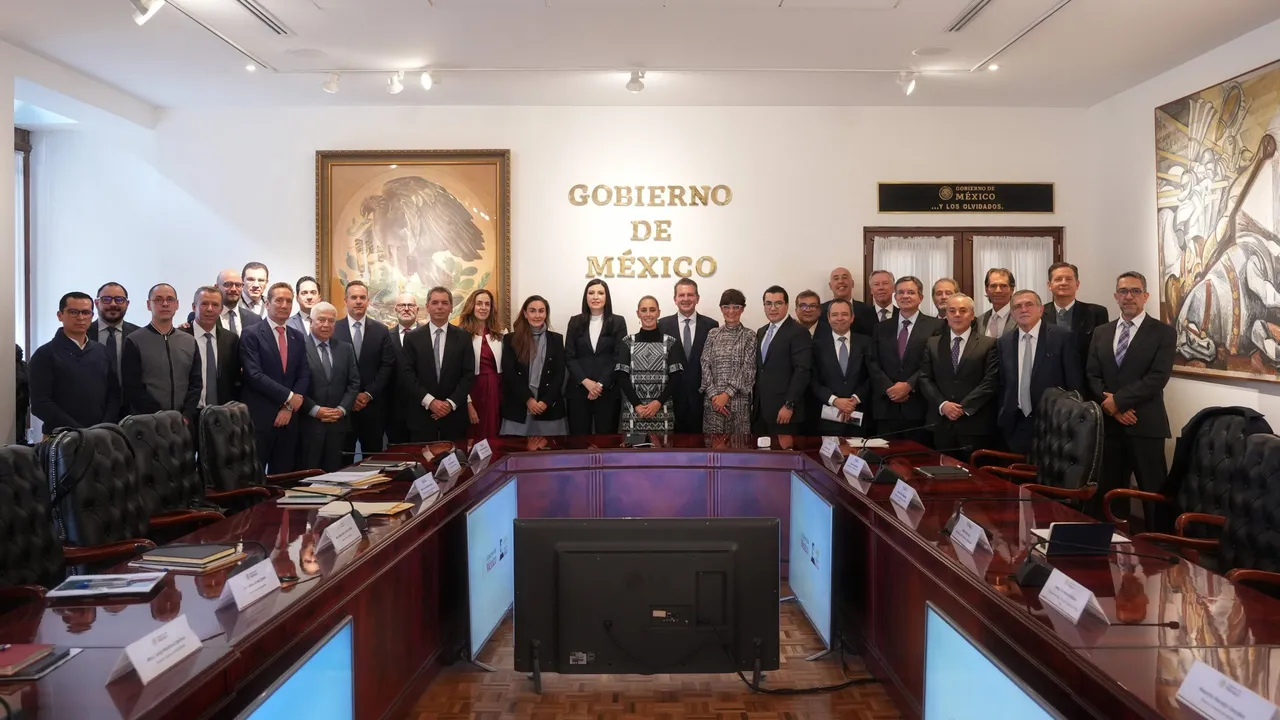 ¿Peligra el tratado comercial? Sheinbaum y banqueros analizan la economía ante los aranceles de Trump