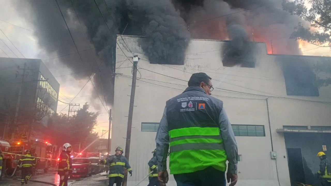¡Última hora! Fuerte incendio en fábrica de San Pedro de los Pinos moviliza a Bomberos.
