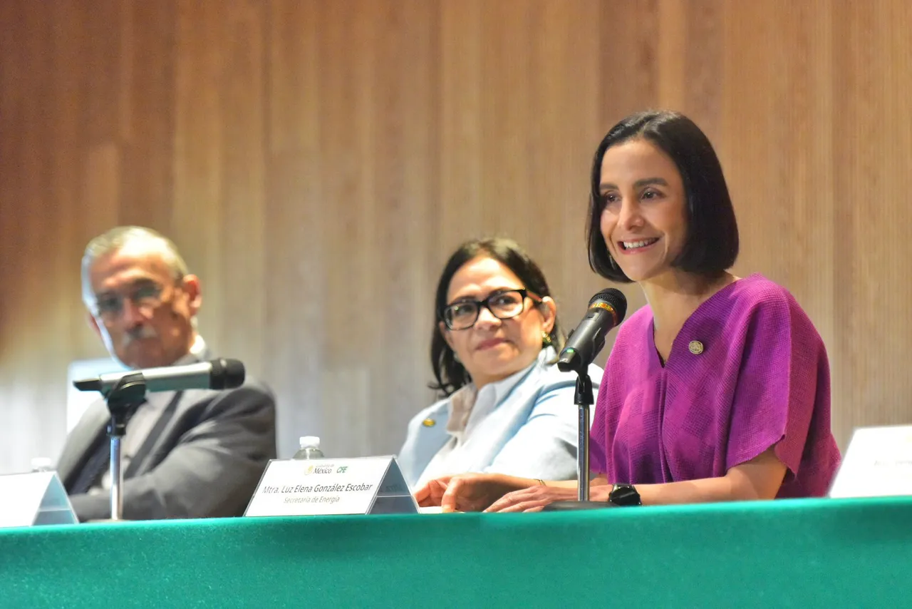 Hoy se celebra un aniversario de la CFE junto a su primera mujer directora