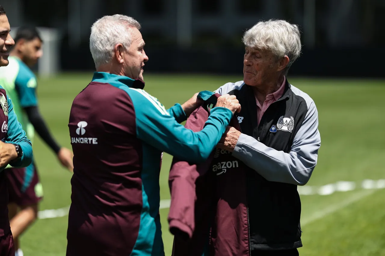 El exentrenador serbio Bora Milutinovic visitó este martes la concentración de la selección mexicana de fútbol en el Centro de Alto Rendimiento