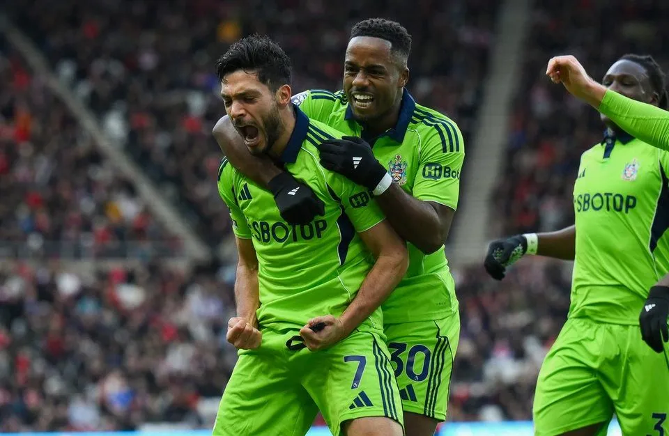 El Fulham, que sumaba tres derrotas consecutivas en Premier League, retornó a la senda de la victoria tras derrotar al Sunderland a domicilio con un doblete del mexicano Raúl Jiménez