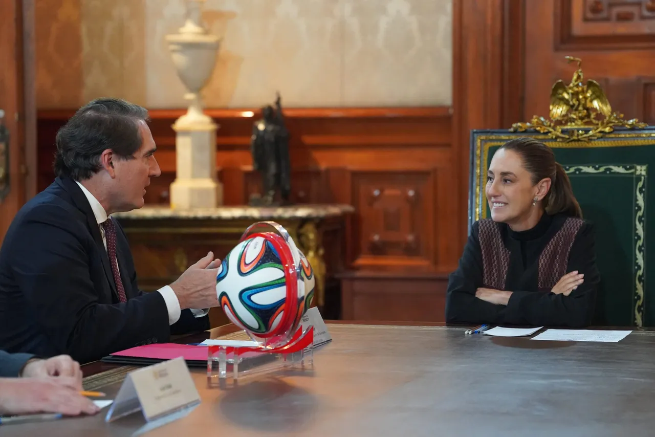 Sheinbaum confirma inversión de 6 mil MDD de Coca-Cola en México