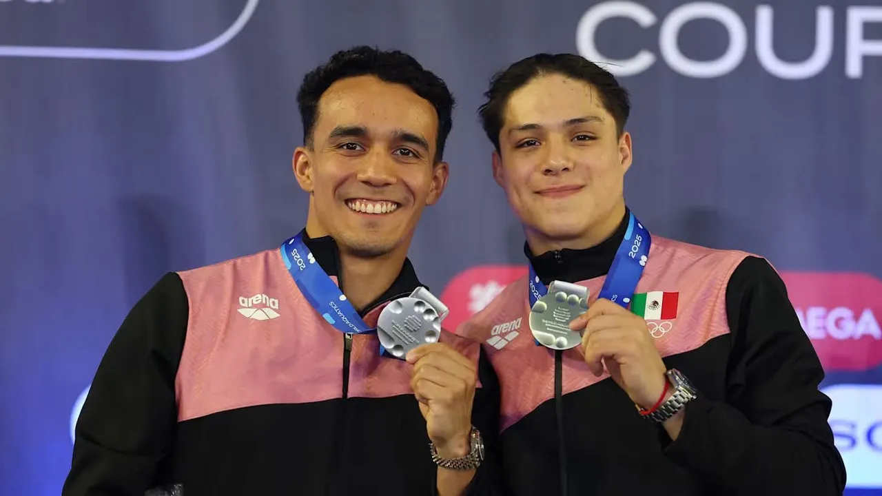 Osmar Olvera y Juan Celaya se colgaron la medalla de plata en la Copa del Mundo de Clavados 2026, dentro de la prueba de trampolín 3 metros sincronizados