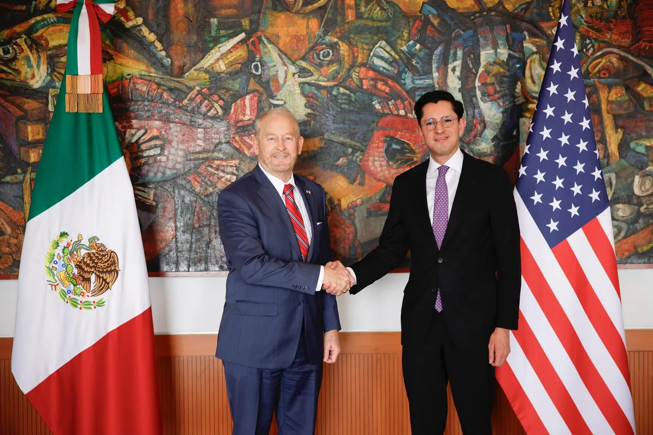 El canciller, Roberto Velasco y el embajador de los Estados Unidos, Ronald Johnson, coinciden en fortalecer la relación Bilateral